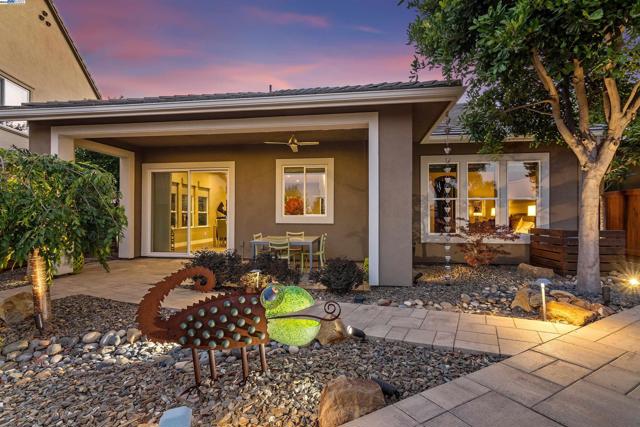 1835 Riesling Cir, Brentwood CA: https://media.crmls.org/mediaz/356fe296-0c84-438b-93d0-594a0d74497e.jpg