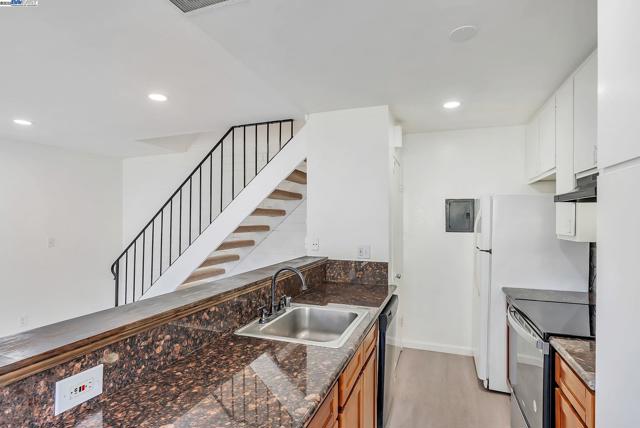 2274 Peacock Pl, Union City CA: https://media.crmls.org/mediaz/35702411-a313-4582-81cf-233ef5abcb29.jpg