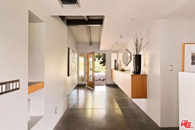 11531 Amanda Drive, Studio City CA: https://media.crmls.org/mediaz/3570af51-e5df-4783-840e-b1dfc5160060.jpg