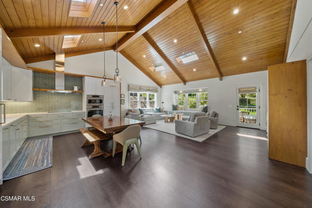 1464 Hidden Valley Road, Thousand Oaks CA: https://media.crmls.org/mediaz/35719429-66db-48c1-b000-1f7e38d83f83.jpg