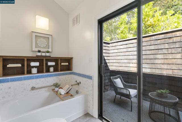 25 Watchwood Ct, Orinda CA: https://media.crmls.org/mediaz/35731a26-4b21-45e9-b85b-3e71d3b3e21e.jpg