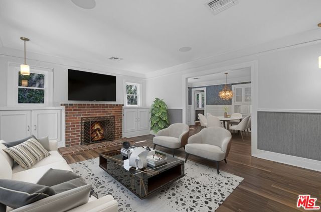 7024 De Longpre Avenue, Los Angeles CA: https://media.crmls.org/mediaz/3573f183-c907-4eef-ac29-ce440b94654a.jpg