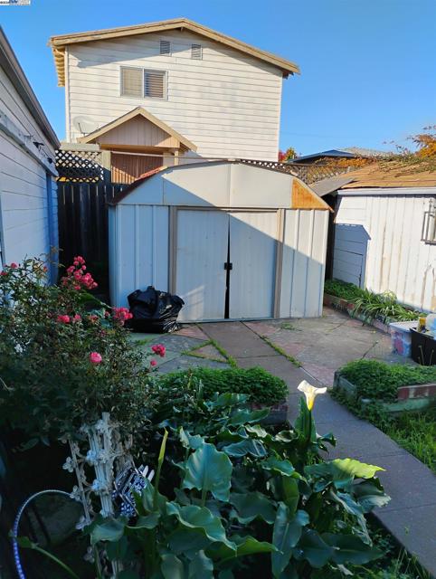 2621 66th Avenue, Oakland CA: https://media.crmls.org/mediaz/35741530-bdd0-436f-814f-2f072e2a252b.jpg