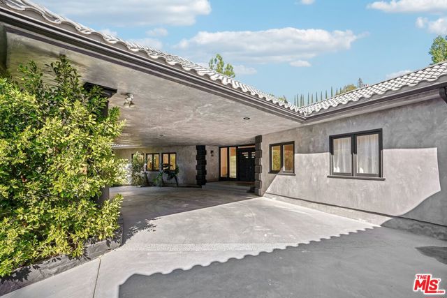4900 Queen Victoria Road, Woodland Hills CA: https://media.crmls.org/mediaz/3574e4ae-94b2-4a48-be6a-dd1ed0a9fe51.jpg