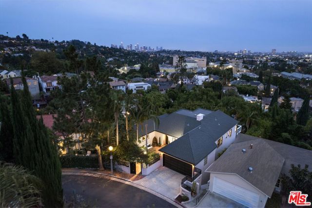 4189 Holly Knoll Drive, Los Angeles CA: https://media.crmls.org/mediaz/357511c6-462c-474f-b672-664b22765081.jpg