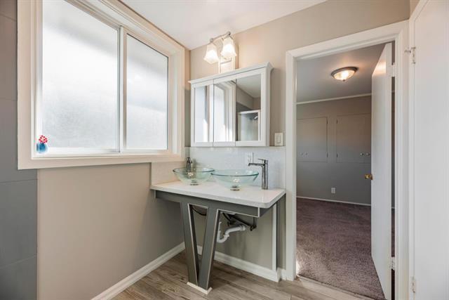 20 Queen Anne Court, Millbrae CA: https://media.crmls.org/mediaz/3575ab33-34bf-45d7-b6ec-093b28f17f6b.jpg