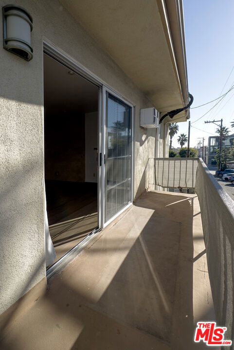 1144 10th Street, Santa Monica CA: https://media.crmls.org/mediaz/3577da4f-b480-461e-b18f-5a50aeb646c6.jpg
