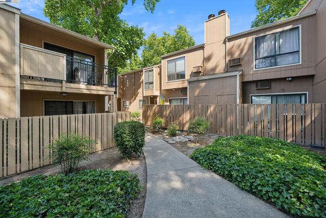 8985 Alcosta Blvd, San Ramon CA: https://media.crmls.org/mediaz/3578260e-efbe-404c-beaa-415356aa2fa7.jpg