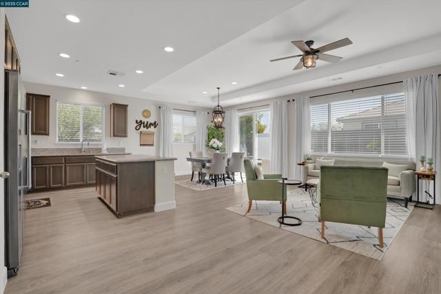901 Goldfinch Cir, Vacaville CA: https://media.crmls.org/mediaz/3578783a-f73c-494a-9baa-336cb7b2f2fc.jpg