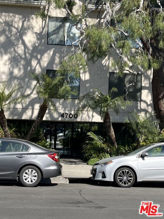 4700 Natick Avenue, Sherman Oaks CA: https://media.crmls.org/mediaz/3578caca-90ef-465a-80b4-b89f85547045.jpg