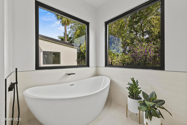 911 Vivian Circle, Newbury Park CA: https://media.crmls.org/mediaz/357bf633-6575-430b-95cc-15dbc1b05d55.jpg