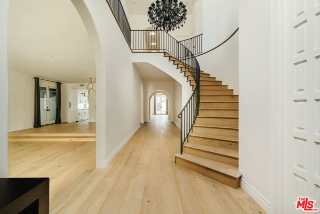 609 21st Place, Santa Monica CA: https://media.crmls.org/mediaz/357c17b5-742f-464c-9b5b-439fad8d0698.jpg