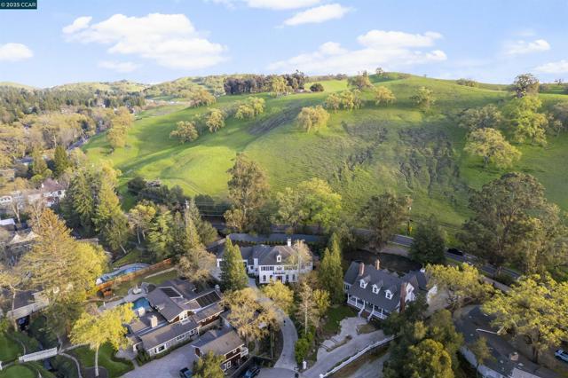 1826 Alameda Diablo, Diablo CA: https://media.crmls.org/mediaz/357c70fe-81dc-48da-95e2-cedfcdaa6a63.jpg