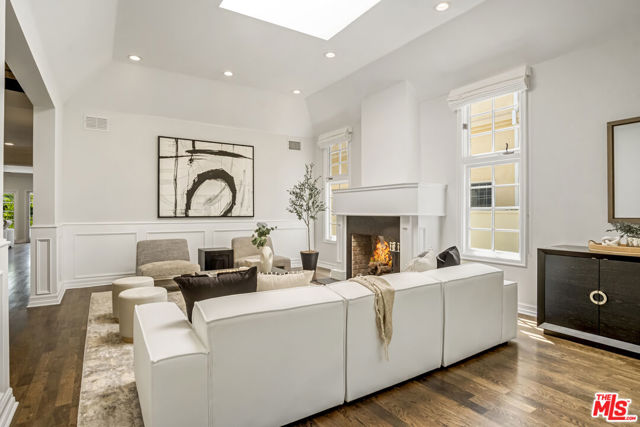 116 N Palm Drive, Beverly Hills CA: https://media.crmls.org/mediaz/357d88a2-eb4f-4017-abe7-cc4934a96aee.jpg