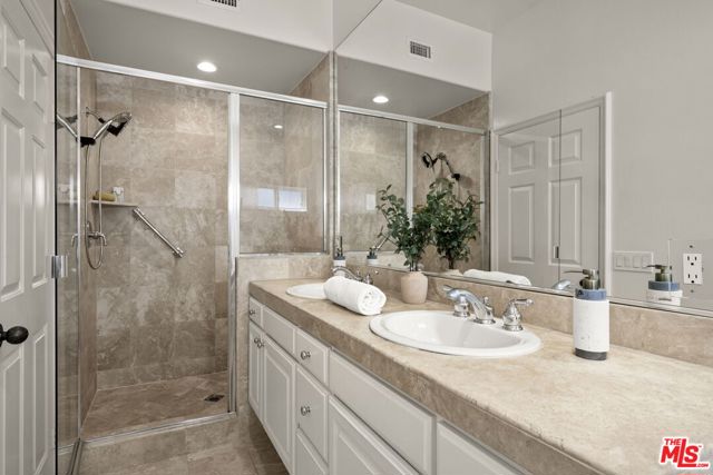 640 N Sweetzer Avenue, Los Angeles CA: https://media.crmls.org/mediaz/357d9ea8-4d06-484f-b560-a19dc2f0ed04.jpg