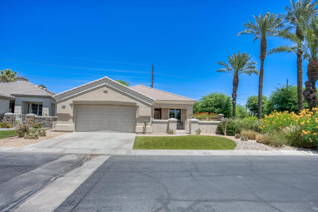 44010 Royal Troon Drive Drive, Indio CA: https://media.crmls.org/mediaz/357dbc17-fb8b-4b03-9d2e-695897bcb1da.jpg