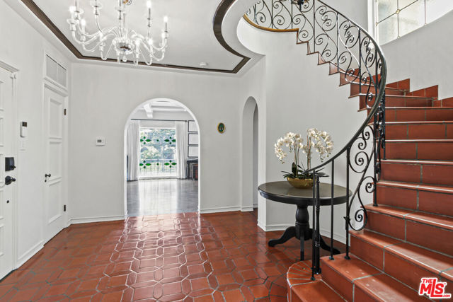 3691 Aureola Boulevard, View Park CA: https://media.crmls.org/mediaz/357e1890-0992-4f8e-9bd4-6a24676ecb80.jpg