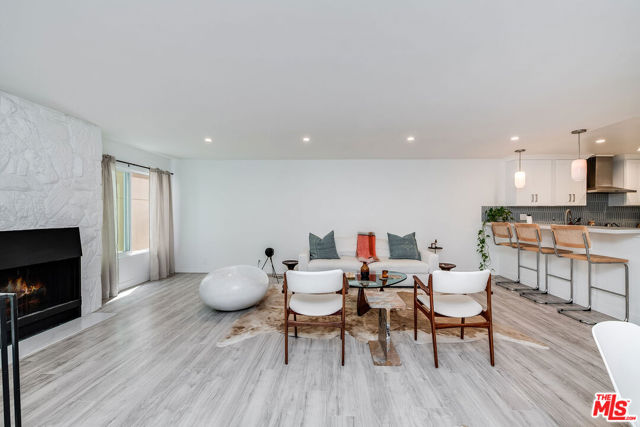 16 Quarterdeck Street, Marina del Rey CA: https://media.crmls.org/mediaz/357eb407-348d-46fd-b410-821d2156a315.jpg