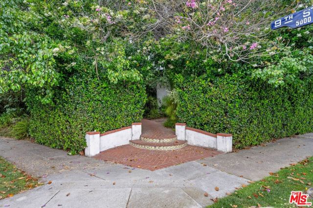902 S Highland Avenue, Los Angeles CA: https://media.crmls.org/mediaz/357f943f-aaa8-415c-b901-1ee8d2973a38.jpg
