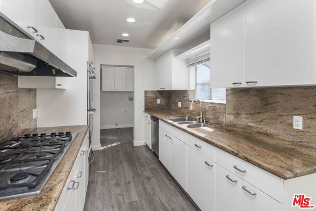 5332 Goodland Avenue, Valley Village CA: https://media.crmls.org/mediaz/3581ecdb-b02e-4f6c-85b3-2e626f4008e4.jpg