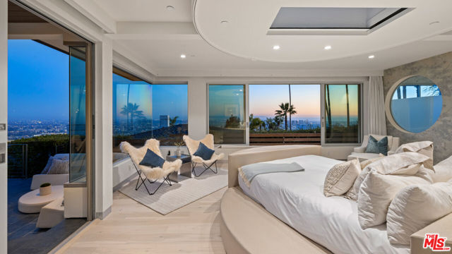 9353 Nightingale Drive, Los Angeles CA: https://media.crmls.org/mediaz/3581f43d-f051-4887-af97-86e1723a1be9.jpg