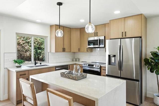 1285 Waxwing Ln, Chula Vista CA: https://media.crmls.org/mediaz/35823bb3-fef0-4445-8945-6967e1498cc9.jpg