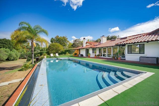 11 Country Glen Rd, Fallbrook CA: https://media.crmls.org/mediaz/3582b30a-712e-4b20-b346-5c184d69c4ec.jpg