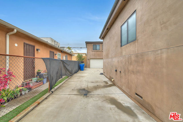 1821 S Sycamore Avenue, Los Angeles CA: https://media.crmls.org/mediaz/3583bd4b-33f5-40b2-b87a-26c569d1fcb6.jpg
