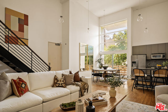 7062 Hawthorn Avenue, Los Angeles CA: https://media.crmls.org/mediaz/358491a4-bef8-4c73-b669-d676c35b3ca8.jpg