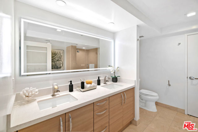 13650 Marina Pointe Drive, Marina del Rey CA: https://media.crmls.org/mediaz/3584cd00-f1d0-47f8-a306-6f802b42cb91.jpg