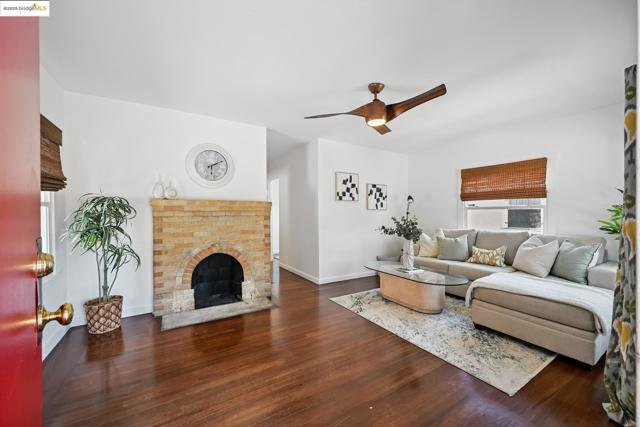 3316 Coolidge Ave, Oakland CA: https://media.crmls.org/mediaz/35857ef5-4cac-4c76-b634-ca9d10cd1845.jpg