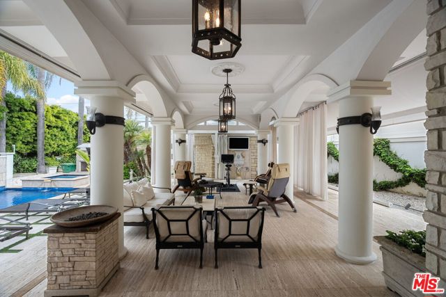 136 Georgina Avenue, Santa Monica CA: https://media.crmls.org/mediaz/35858260-2f79-4f6f-beab-f2c0a47a3451.jpg