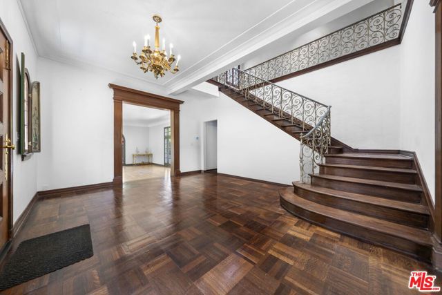 1004 N Beverly Drive, Beverly Hills CA: https://media.crmls.org/mediaz/35872093-654c-4098-b2a5-67e7fef972da.jpg