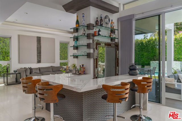 633 N Laurel Avenue, Los Angeles CA: https://media.crmls.org/mediaz/358765c0-4f1d-4a8c-addf-e92e47a2105e.jpg