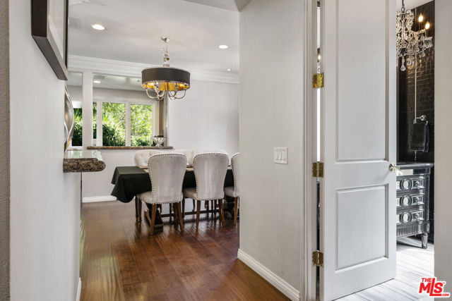 10023 Westwanda Drive, Beverly Hills CA: https://media.crmls.org/mediaz/3588607c-c5da-4d50-841b-147e673f2d0d.jpg