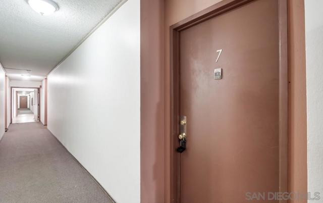 7858 Cowles Mountain Ct, San Diego CA: https://media.crmls.org/mediaz/358942df-e481-49a5-8b5b-0b83f68108c8.jpg