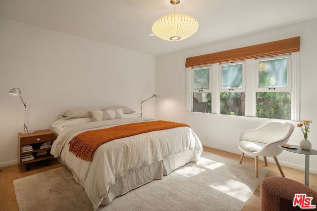 440 19th Street, Santa Monica CA: https://media.crmls.org/mediaz/3589fdd1-d0aa-4dfb-afd4-40ccd8636471.jpg