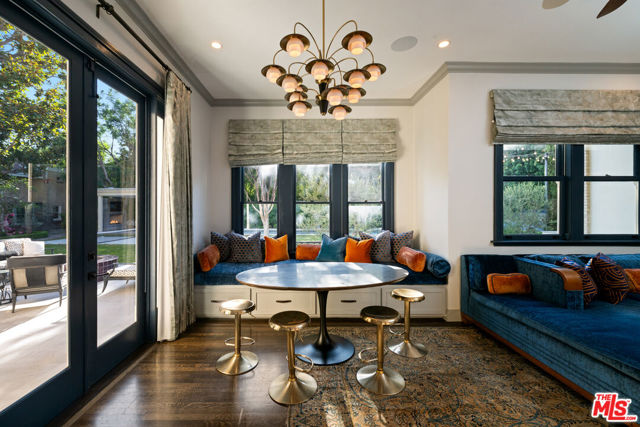 601 S Windsor Boulevard, Los Angeles CA: https://media.crmls.org/mediaz/358a1635-ccff-477b-a6a1-329b6bb17055.jpg