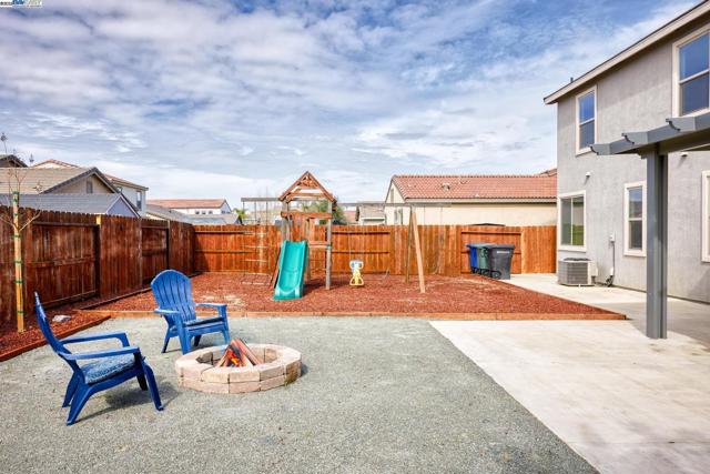 115 Lemon Blossom Ln, Patterson CA: https://media.crmls.org/mediaz/358bc3c3-0265-4413-96ec-7b040d21b8c3.jpg
