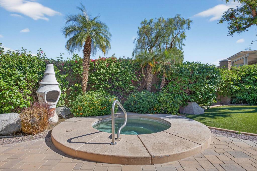 https://media.crmls.org/mediaz/358c0abb-db55-467f-981f-a04663d2c3aa.jpg?preset=X-Large
