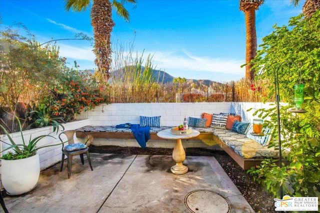 45864 Shadow Mountain Drive, Palm Desert CA: https://media.crmls.org/mediaz/358c9e70-07b5-440c-bef8-ca7a02d35d50.jpg