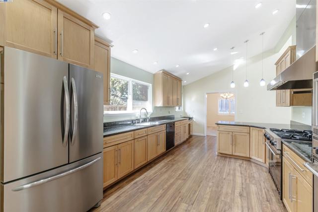 Image 5 of 46 For 18745 Cavendish Dr