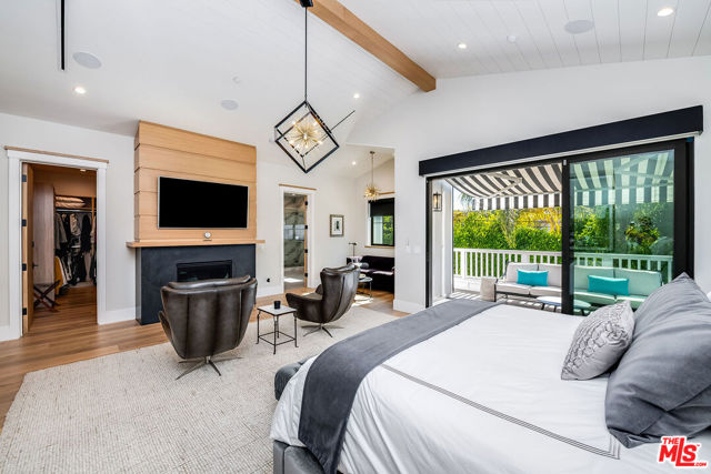 4365 Kraft Avenue, Studio City CA: https://media.crmls.org/mediaz/358cfb6d-a812-46af-96b5-368c24c0bfde.jpg