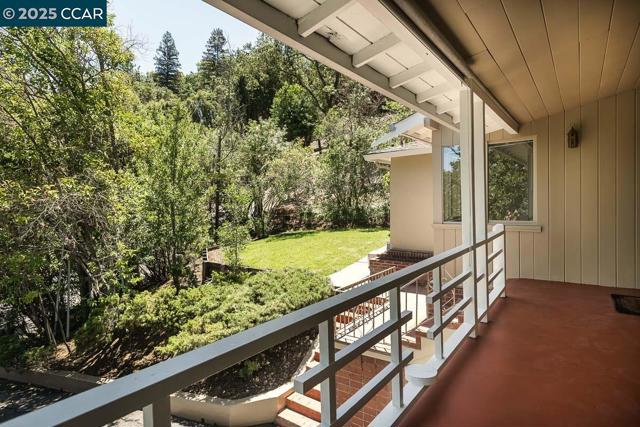 877 Mountain View Dr, Lafayette CA: https://media.crmls.org/mediaz/358cfbe1-ad6b-4429-bc5b-56e5e7afb44a.jpg
