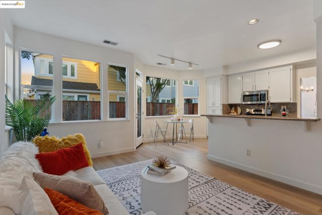 102 Waterview Dr, Richmond CA: https://media.crmls.org/mediaz/358d6874-e93f-42bc-801d-9872d9a7c088.jpg