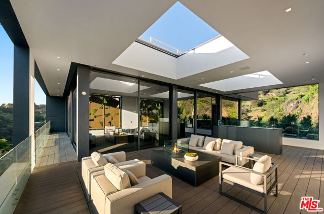 2341 Gloaming Way, Beverly Hills CA: https://media.crmls.org/mediaz/358dd6cf-86d0-4768-aa06-bba98f457e5d.jpg