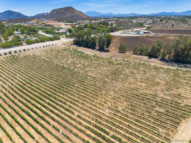 36051 E Benton Rd, Temecula CA: https://media.crmls.org/mediaz/358e6ff4-a43a-4d14-a3d6-5261b82cc09f.jpg