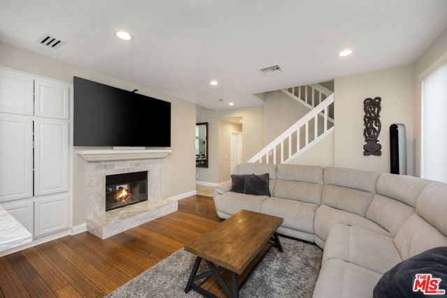 5136 Pesto Way, Oak Park CA: https://media.crmls.org/mediaz/358f14cd-bd7a-49a3-bdff-c85c48245925.jpg