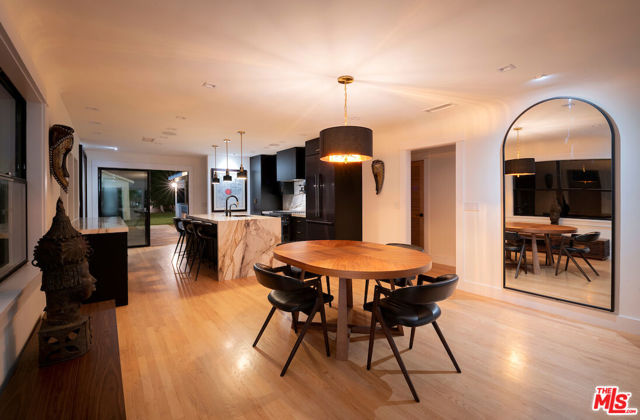 5319 West Boulevard, Los Angeles CA: https://media.crmls.org/mediaz/35905d82-e6b6-4364-8a0a-1a98e4830f11.jpg