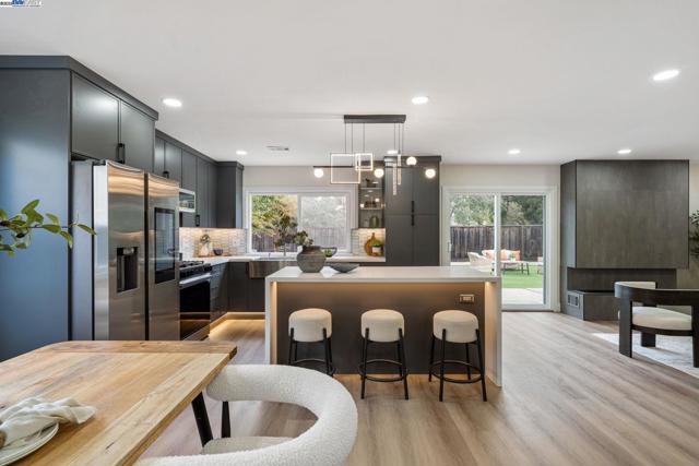 31314 San Andreas Dr, Union City CA: https://media.crmls.org/mediaz/359232cd-af2b-476f-a50a-f27bf2f2eb36.jpg